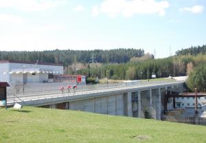 Poté, co závodníci u hněvkovického učiliště okruh opustí, pokračují na hněvkovicou přehradu...